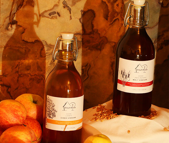 Produktfoto von den beiden Witch House Vinegars "Craft" und "Red Indian"